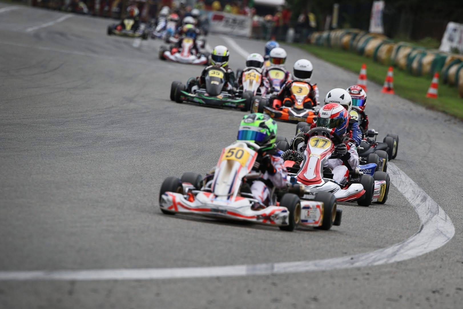 Dítě řídící závodní motokáru na trati během tréninku motokárové akademie